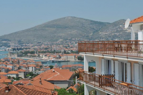 Отель Apartments Miranda  Трогир